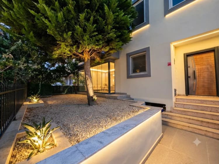 3+1 Villa for Sale in Akçay, Near the Sea, with Garden and Terrace