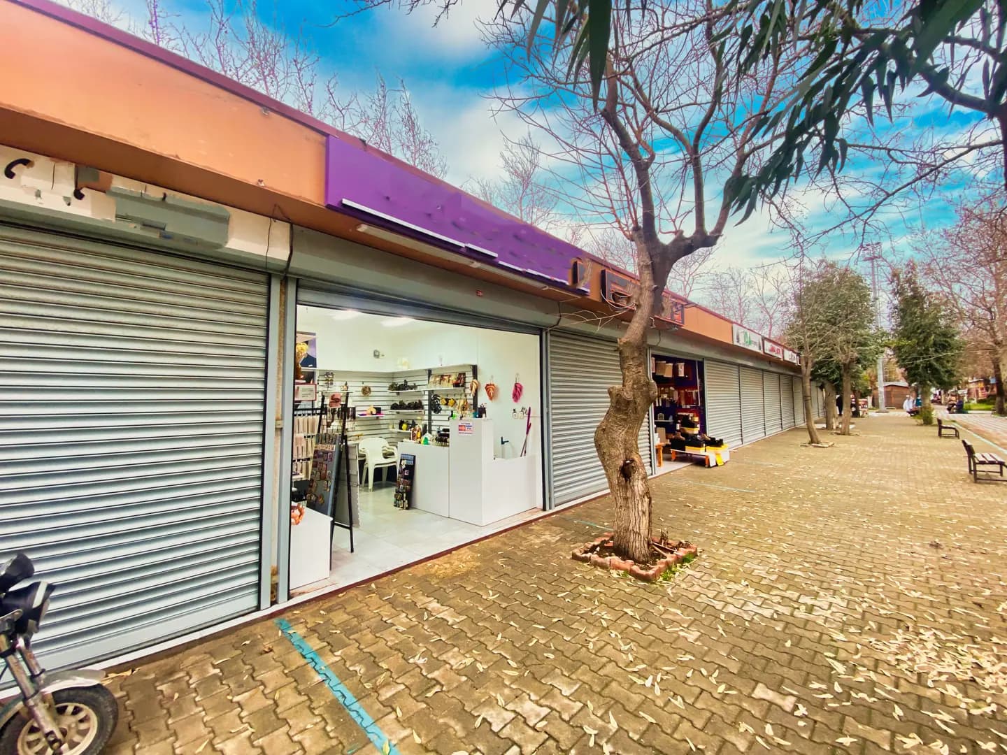 Shop for Sale on Altınkum Promenade, On the Walking Path, Ideal for Investment