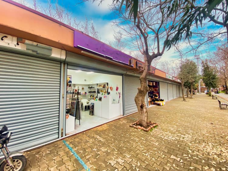 Shop for Sale on Altınkum Promenade, On the Walking Path, Ideal for Investment