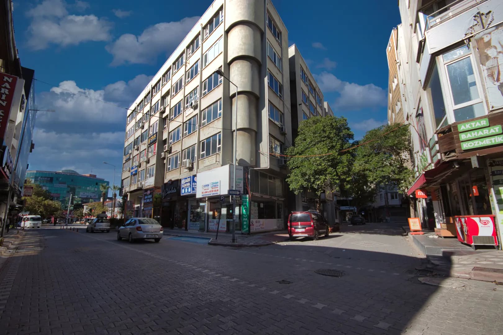 For Rent in Edremit: 1+1 Shop, Inside a Passage, Front-Facing, Centrally Located
