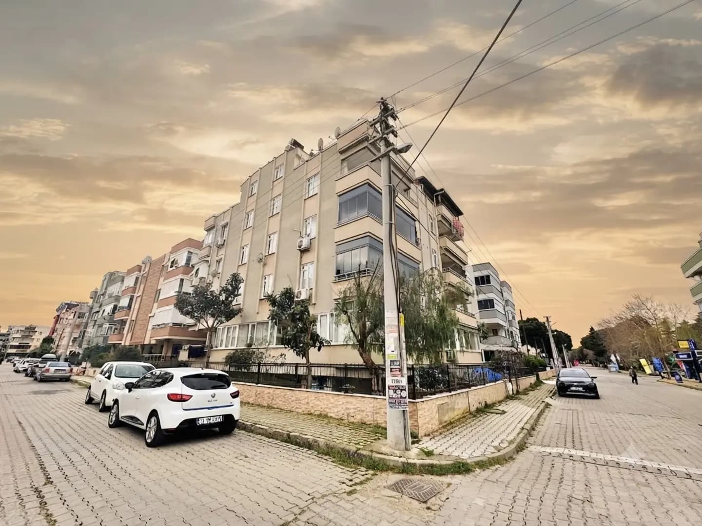2+1 Apartment for Sale in Altinkum, Featuring a Spacious Glass Balcony and Gas-Condensing Boiler on an Intermediate Floor